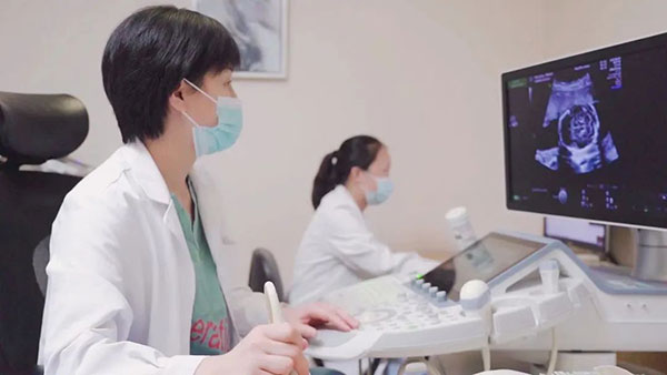 孕妈「阳」了要硬抗？产检怎么办？美中优化版就医流程来了！